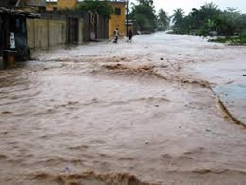 Sale temps au Sénégal : après la furie de la mer, la pluie s’y met