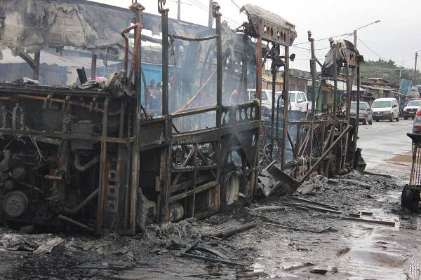 L'un des engins reduit en cendres après l'assaut des manifestants. Photo DR