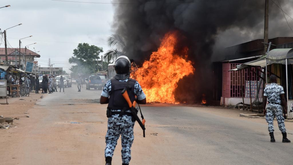 Des heurts ont éclaté jeudi 10 septembre en marge de manifestations contre la candidature du président Alassane Ouattara à sa réélection, faisant un mort et plusieurs blessés. AFP PHOTO / ISSOUF SANOGO