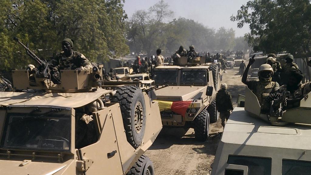 Des éléments de l'armée tchadienne dans les rues de Gambaru, au Nigeria, le 4 février 2015. Près de 2 000 soldats tchadiens seraient aujourd'hui dans la régionde Diffa pour combattre Boko Haram. REUTERS/Stringer