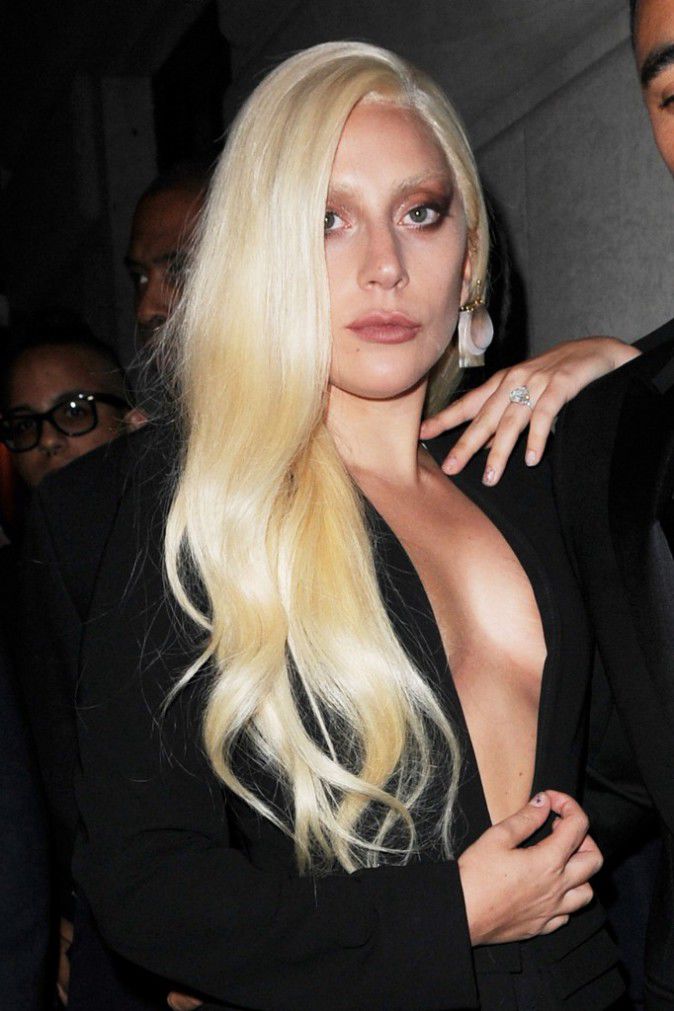Fashion Week New York : sensuelle, Lady Gaga affiche de nouveau sa bague de fiançailles !