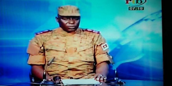 Burkina : un homme en uniforme annonce un coup d’État à la télévision