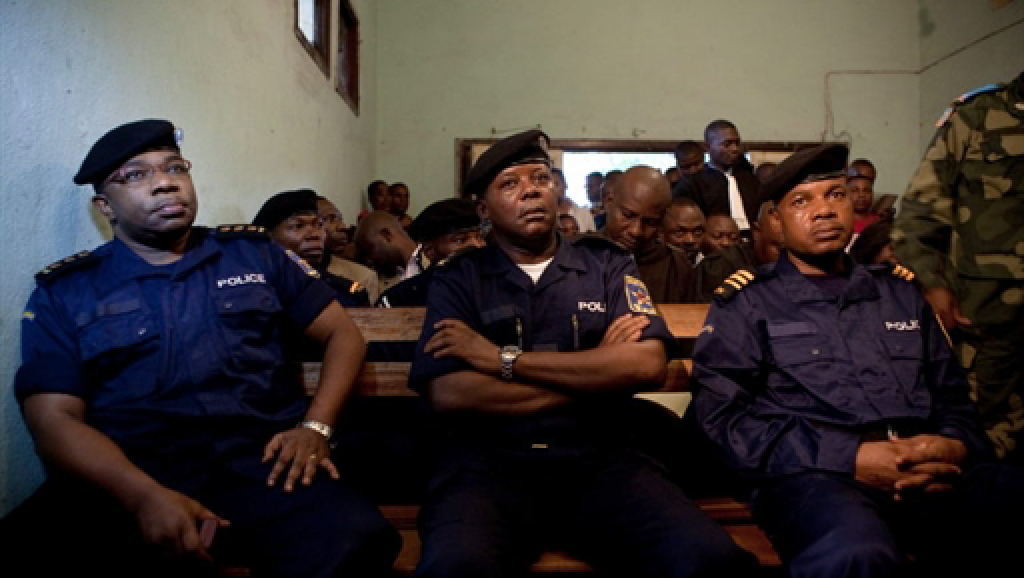 Daniel Mukalay (g.) lors de l'ouverture du procès en première instance des assassins présumés de Floribert Chebeya, à Kinshasa, le 12 novembre 2010. AFP/Gwenn Dubourthoumieu