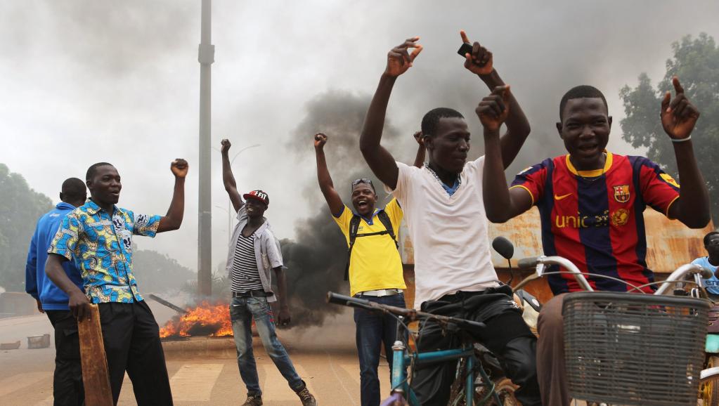 Des manifestants réunis à Ouagadougou, au Burkina Faso, le 18 septembre 2015. REUTERS/Joe Penney