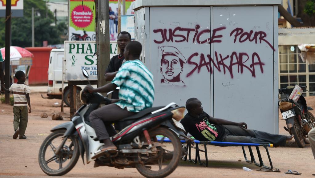 Aux abords de l'hôtel Laico où se sont poursuivies les pourparlers ce dimanche 20 septembre 2015. AFP / SIA KAMBOU