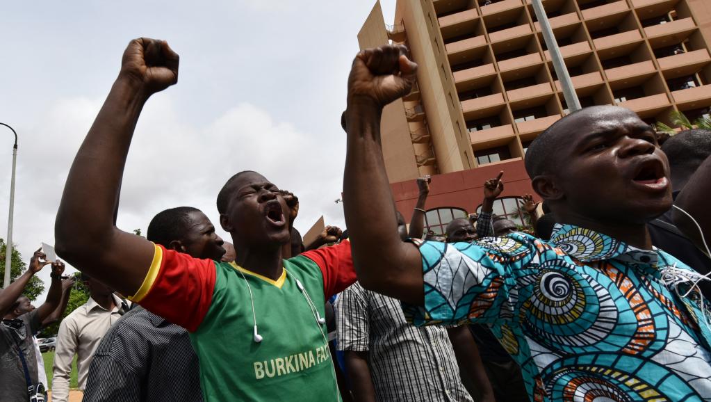Les manifestants chantent des slogans devant l'hôtel Laico de Ouagadougou, le 20 septembre. AFP PHOTO / SIA KAMBOU