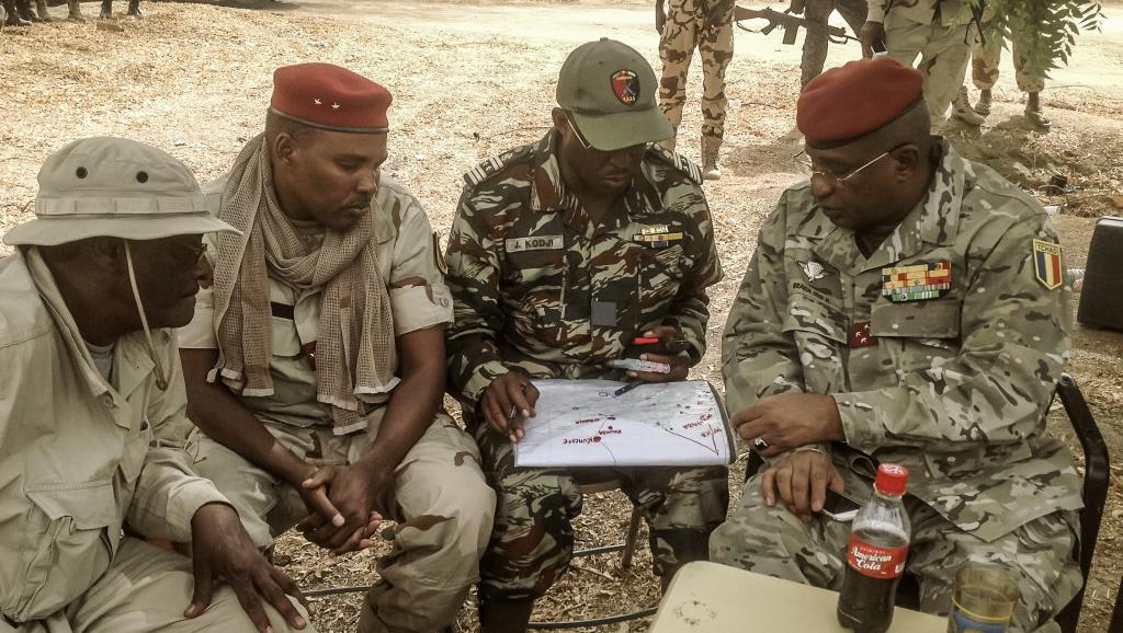Lutte contre Boko Haram: : avec le plan entre les mains, le colonel Jacob Koudji, commandant militaire de la région camerounaise de l'Extrême-Nord, en compagnie de gradés tchadiens en mars dernier à Mora. AFP PHOTO/KAYA ABBA ALI