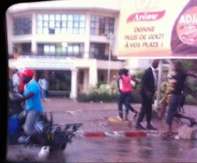 ​Images : le déluge contraint les Dakarois à la marche