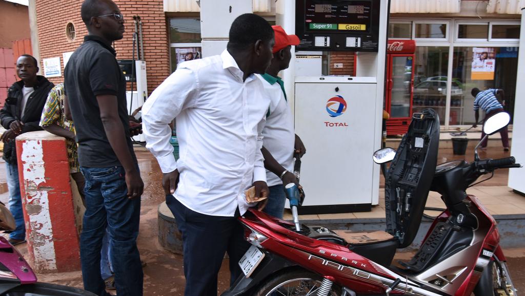 Les stations-service avaient dû fermer pendant la durée du putsch militaire faute de réapprovisionnement en carburant. AFP PHOTO / SIA KAMBOU