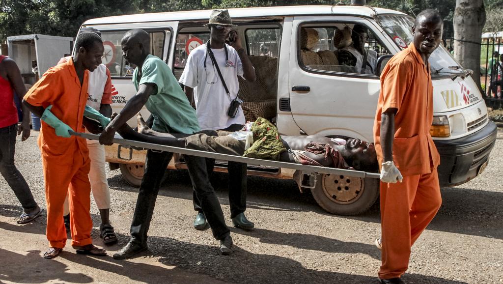 A l’hôpital principal de Bangui, les blessés affluent après les violences déclenchées le 26 septembre. AFP PHOTO / EDOUARD DROPSY