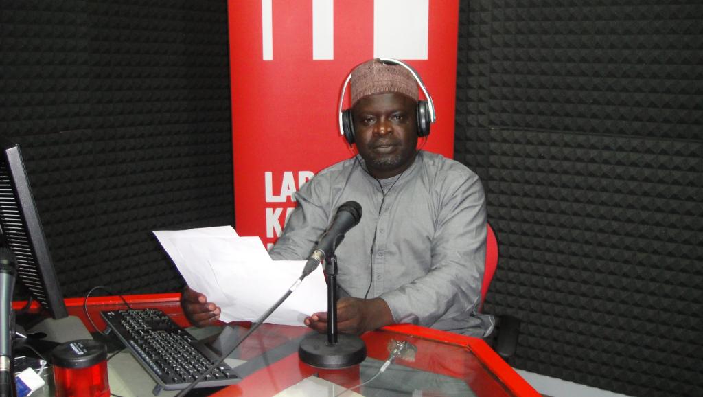 Nasiruddeen Muhammed dans le studio de RFI hausa à Lagos. RFI/Robert Minangoy