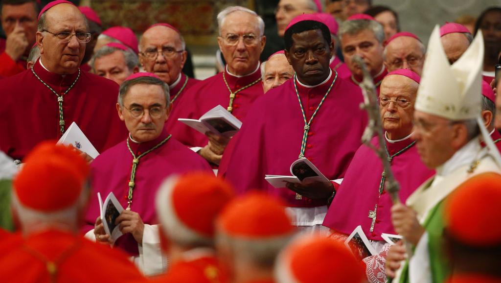 Le pape François au milieu des cardinaux et des évêques à l'ouverture du synode sur la famille entamé en octobre 2014. REUTERS/Tony Gentile