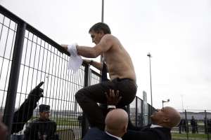 Air France : le DRH violemment pris à partie par les manifestants