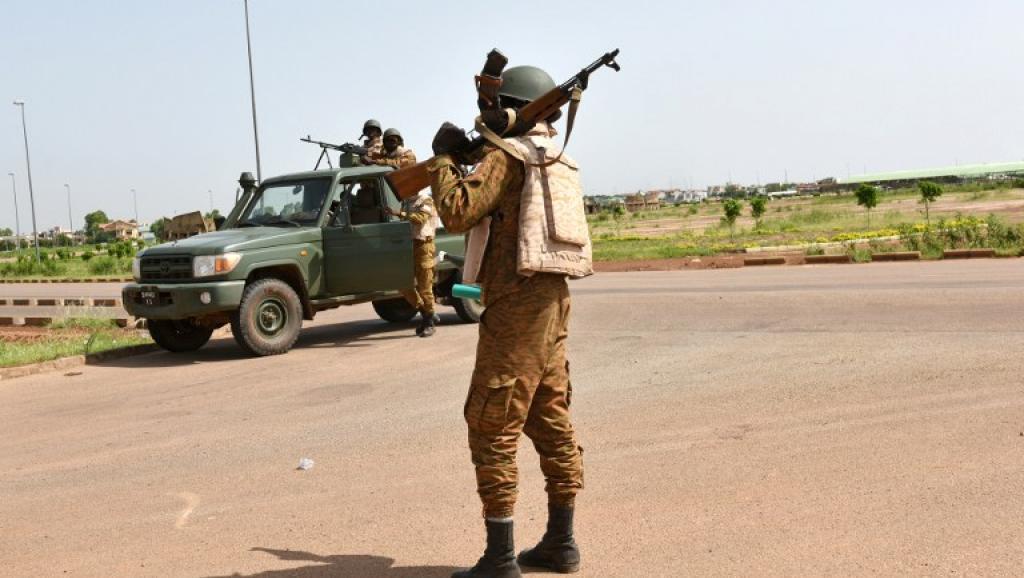 L'armée burkinabè patrouille aux abords du camp de base du RSP, le 29 septembre 2015. AFP PHOTO / SIA KAMBOU