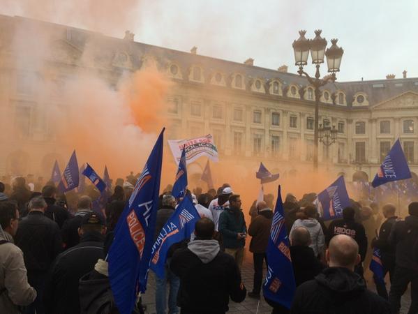 Manifestation de policiers à Paris: le président François Hollande recevra les syndicats de police et de justice la «semaine prochaine»