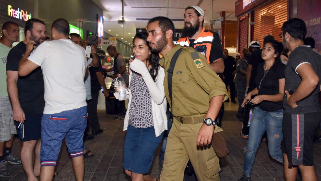 Un homme, armé d’un pistolet et d'un couteau, a ouvert le feu dimanche 18 octobre dans la gare routière de Beersheva dans le sud d'Israël. AFP PHOTO / DUDU GRINSHPAN