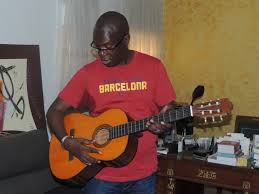 Souleylane Ndéné Ndiaye joue de la guitare pour ses frères libéraux en guéguerre