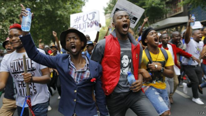 Des étudiants sud-africains font blocus