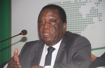 Présidentielle ivoirienne: La Commission électorale proroge la fermeture des bureaux de vote ayant ouvert avec 2H de retard