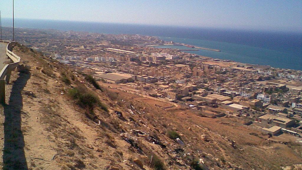 Les combats se déroulent à quelques kilomètres du port de Derna, dans l'est de la Libye. Wikimedia