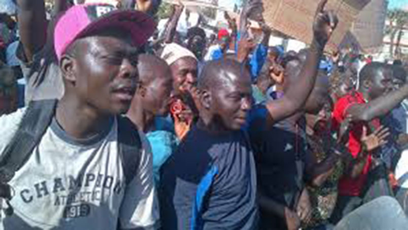 Du grabuge au Rond point Petersen: marchands ambulants et forces de l'ordre remettent ça
