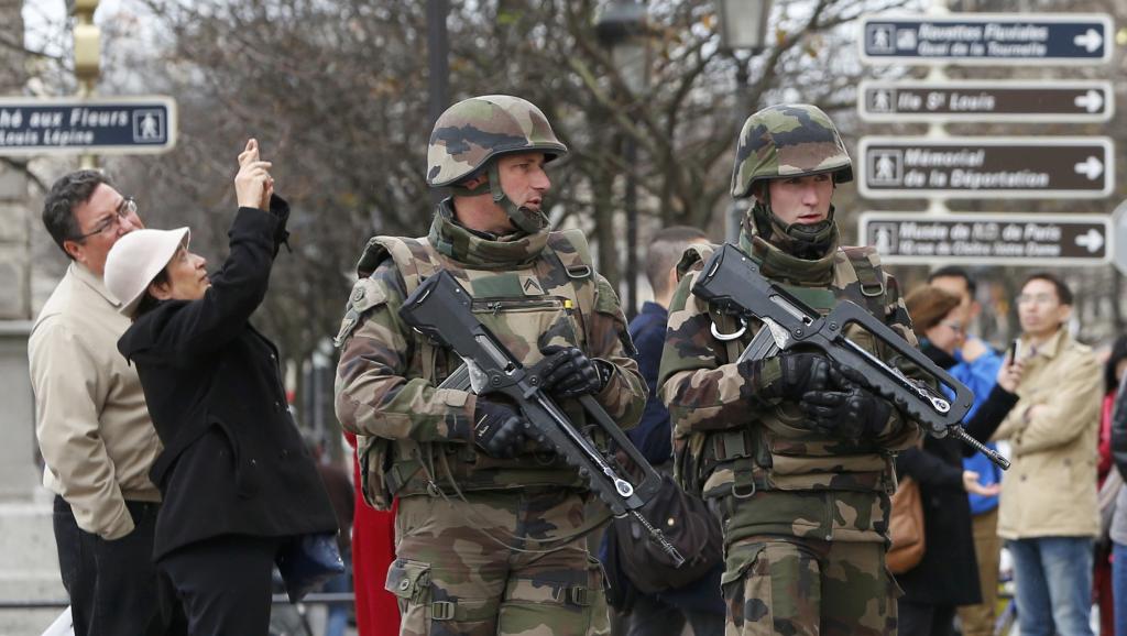 Attentats de Paris: l’interdiction de manifester fait débat