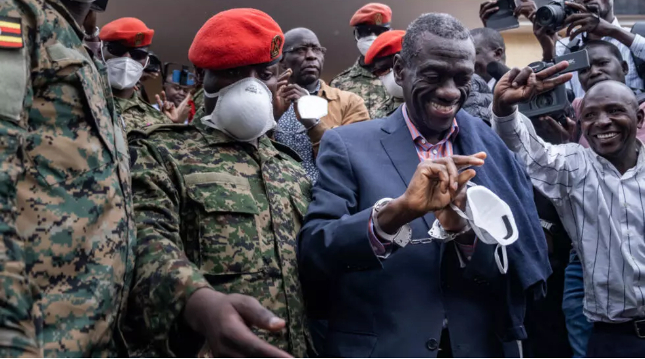 Ouganda: le président Museveni conteste l'interdiction du jugement de civils devant des tribunaux militaires