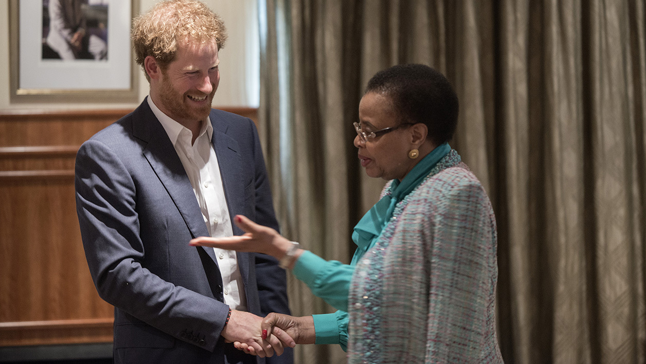 Le prince Harry au côté de la veuve de Nelson Mandela, Graca Machel. - Mujahid Safodien - AFP