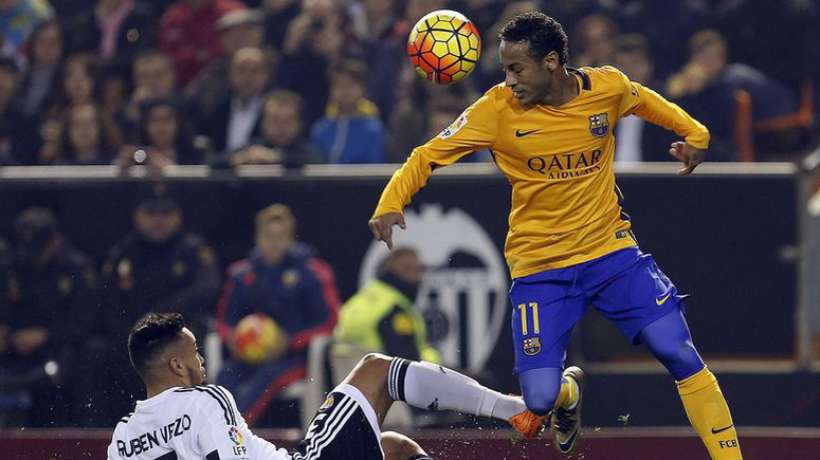 Neymar a montré un visage saignant sur la pelouse de Mestalla