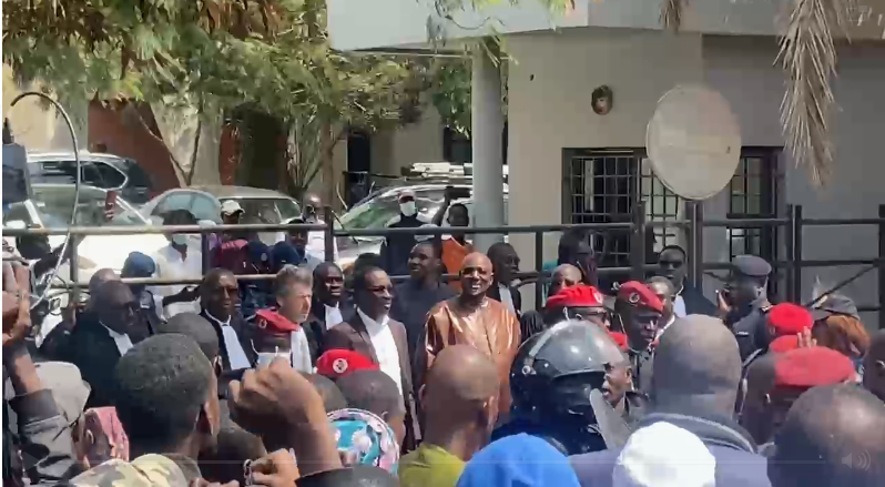 Farba Ngom libre après son audition : ses militants jubilent devant le Parquet financier