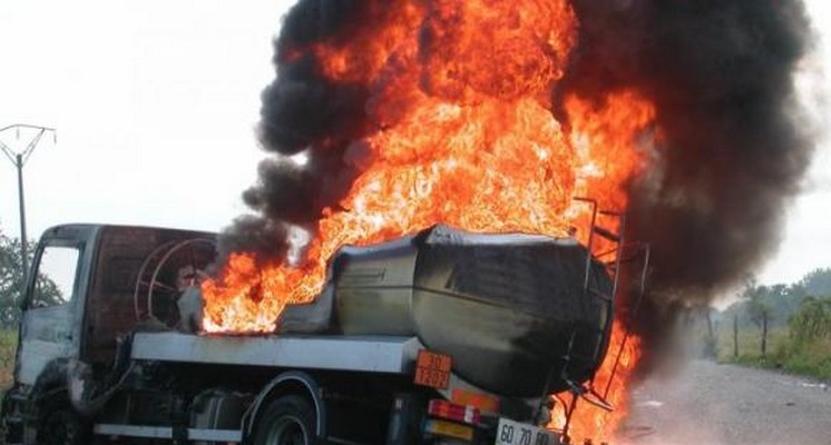 Urgent : un camion a pris feu au croisement Cambérène