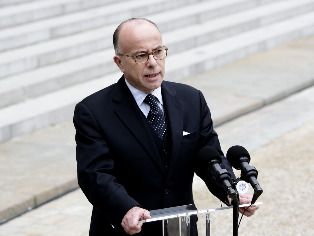 Dérapage de Marine Le Pen sur twitter : Bernard Cazeneuve la signale à la police.