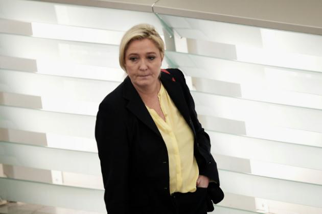 Exactions de l'EI: Marine Le Pen retire de son compte Twitter la photo du corps décapité de James Foley