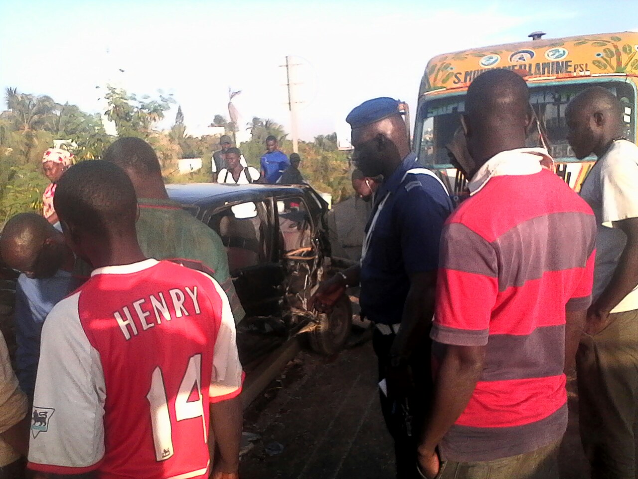 Images Choc au croisement Cambérène: un car rapide sans frein heurte un véhicule 