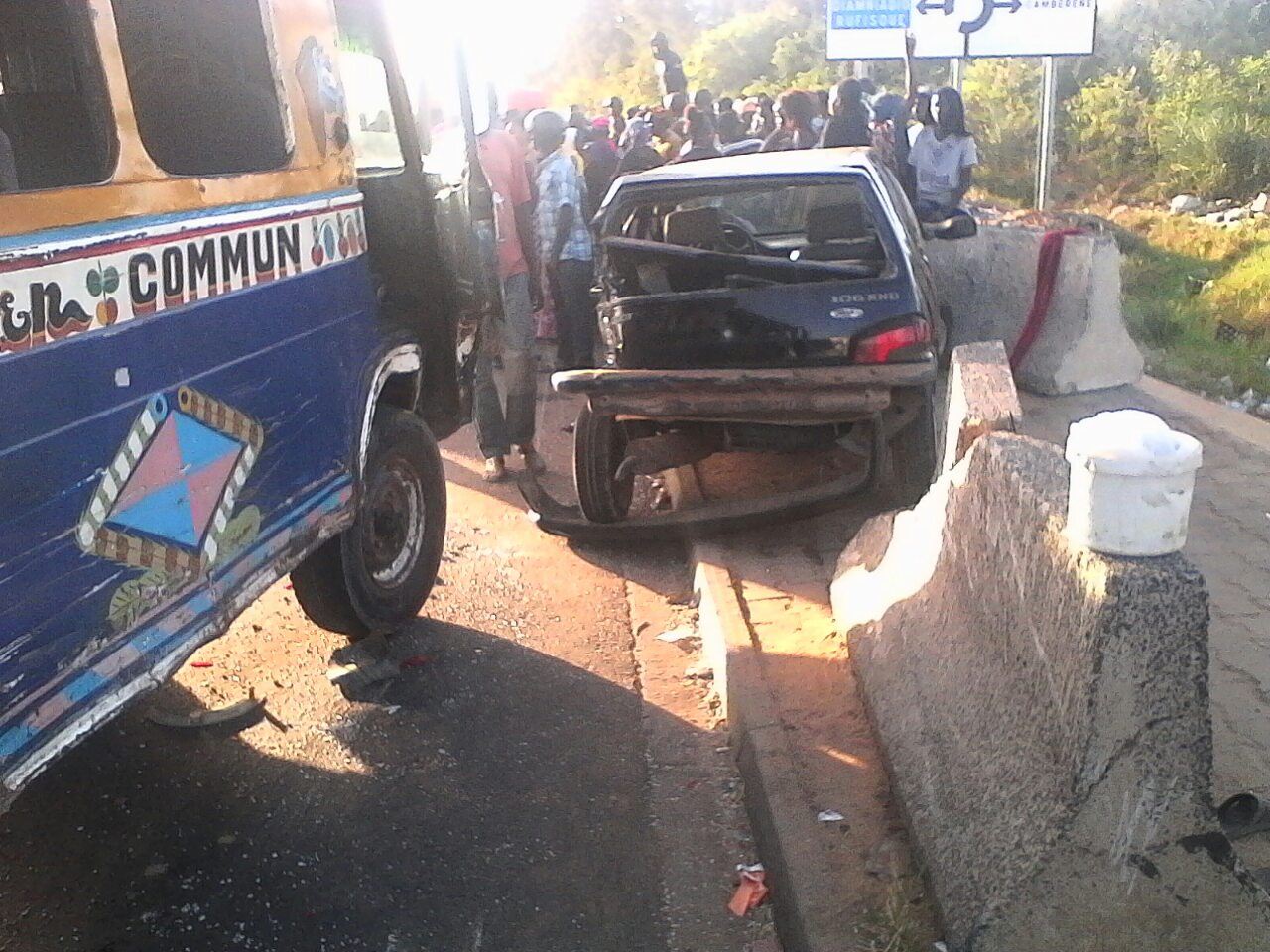Images Choc au croisement Cambérène: un car rapide sans frein heurte un véhicule 