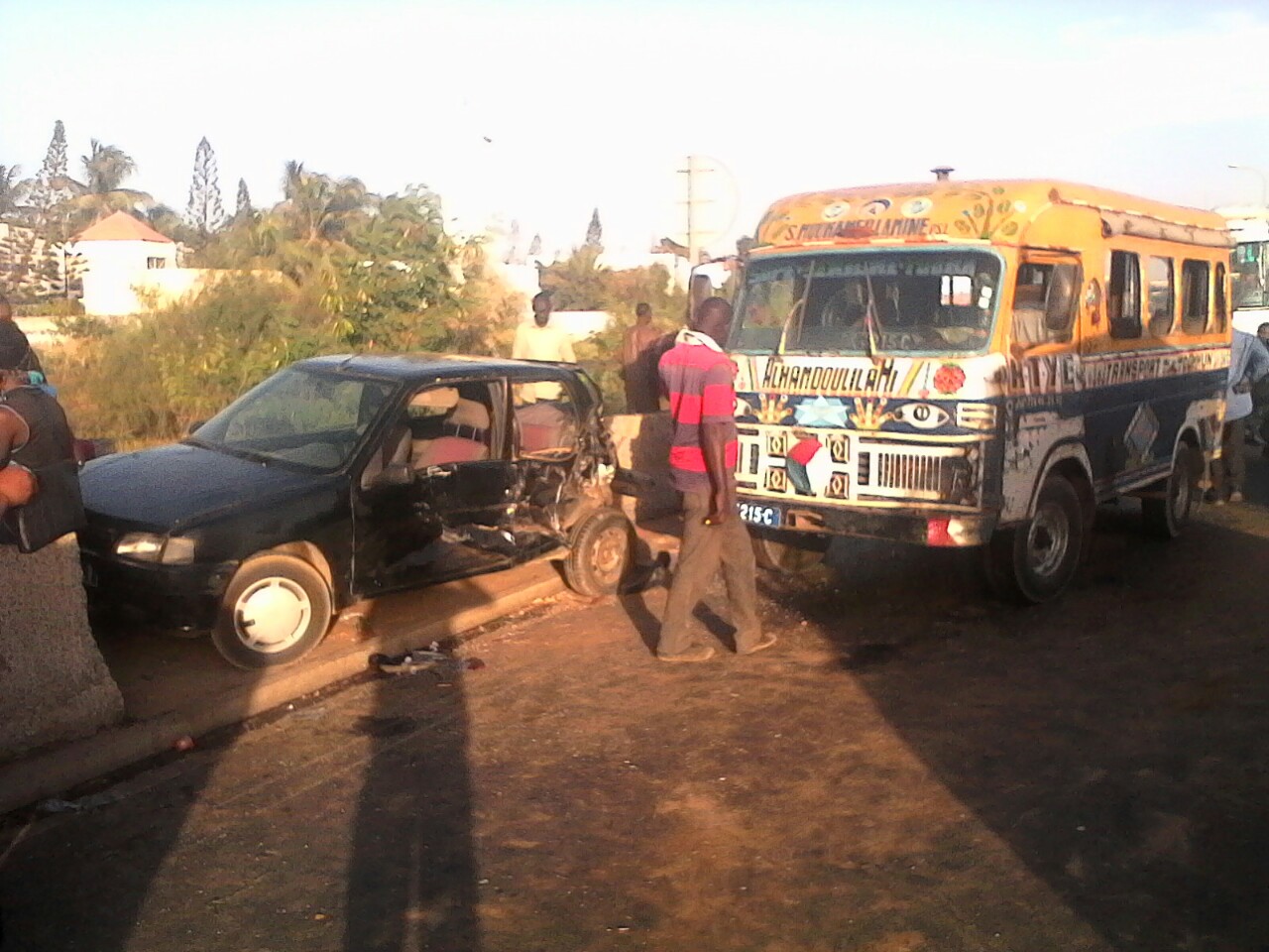 Images Choc au croisement Cambérène: un car rapide sans frein heurte un véhicule 