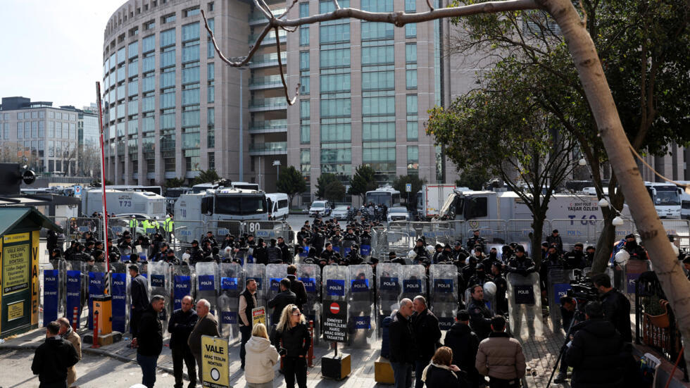 Turquie: la justice ordonne l’incarcération du maire Ekrem Imamoğlu, principal opposant au pouvoir