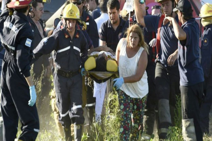 Débuts chaotiques du Rallye Dakar 2016: Une voiture blesse des spectateurs