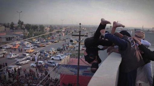 Un adolescent homosexuel jeté d'un toit par Daesh