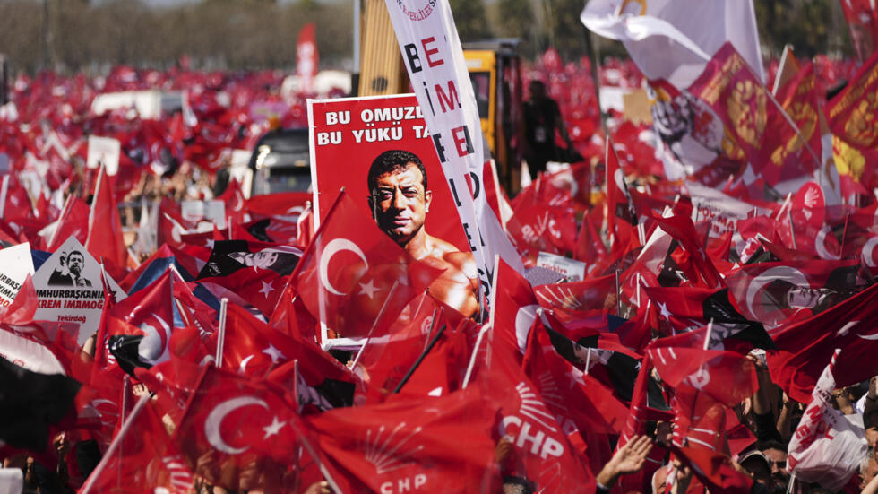 Turquie: après la manifestation massive de soutien à Ekrem Imamoğlu, le CHP veut maintenir la pression