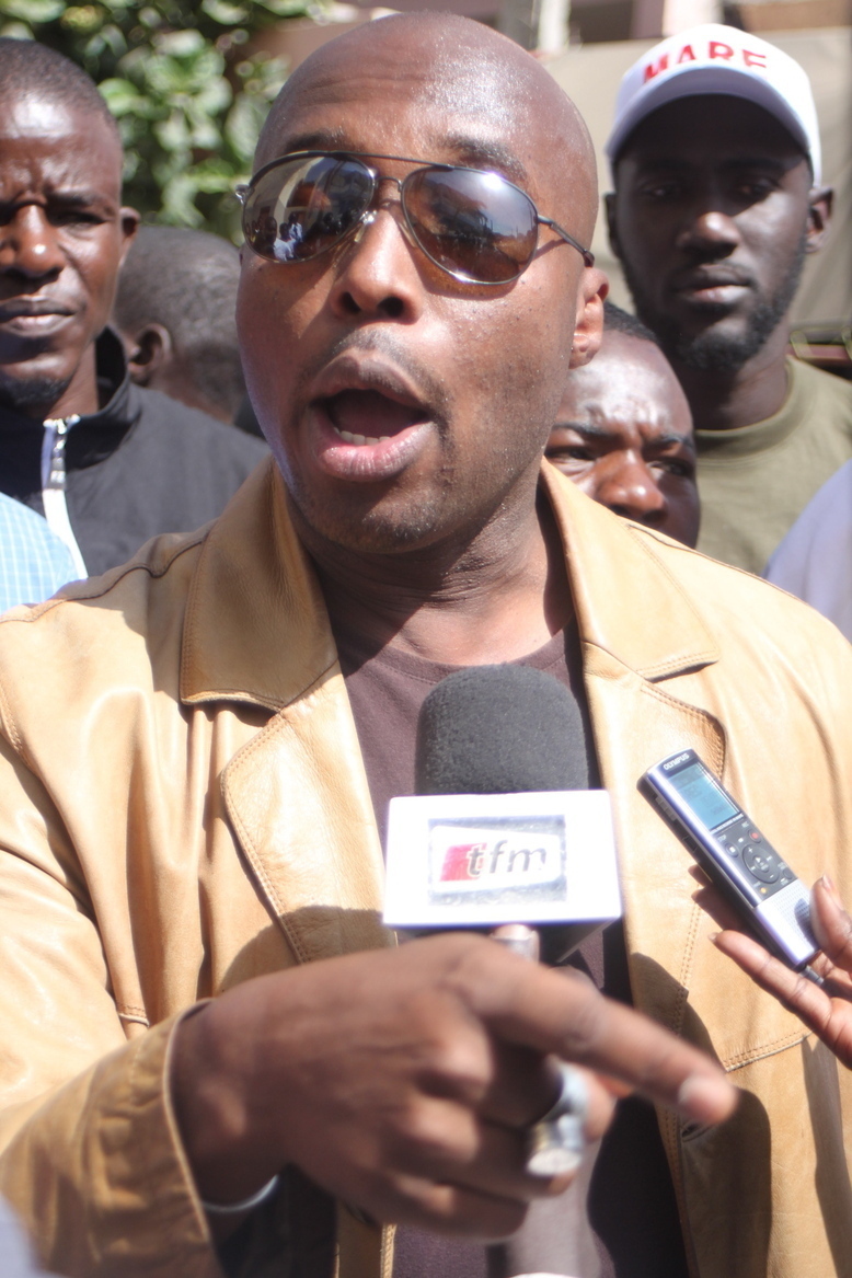 Barthélémy Dias : un pistolet à la place du cerveau?