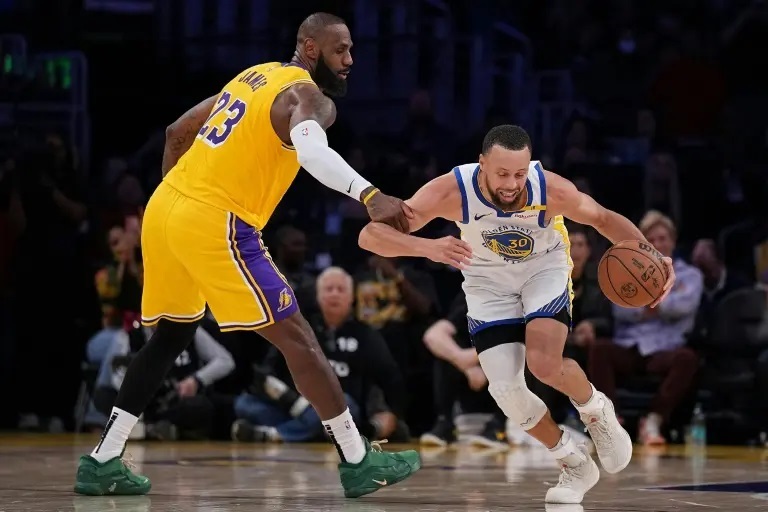 NBA : Steph Curry domine LeBron James dans le classique californien Warriors-Lakers