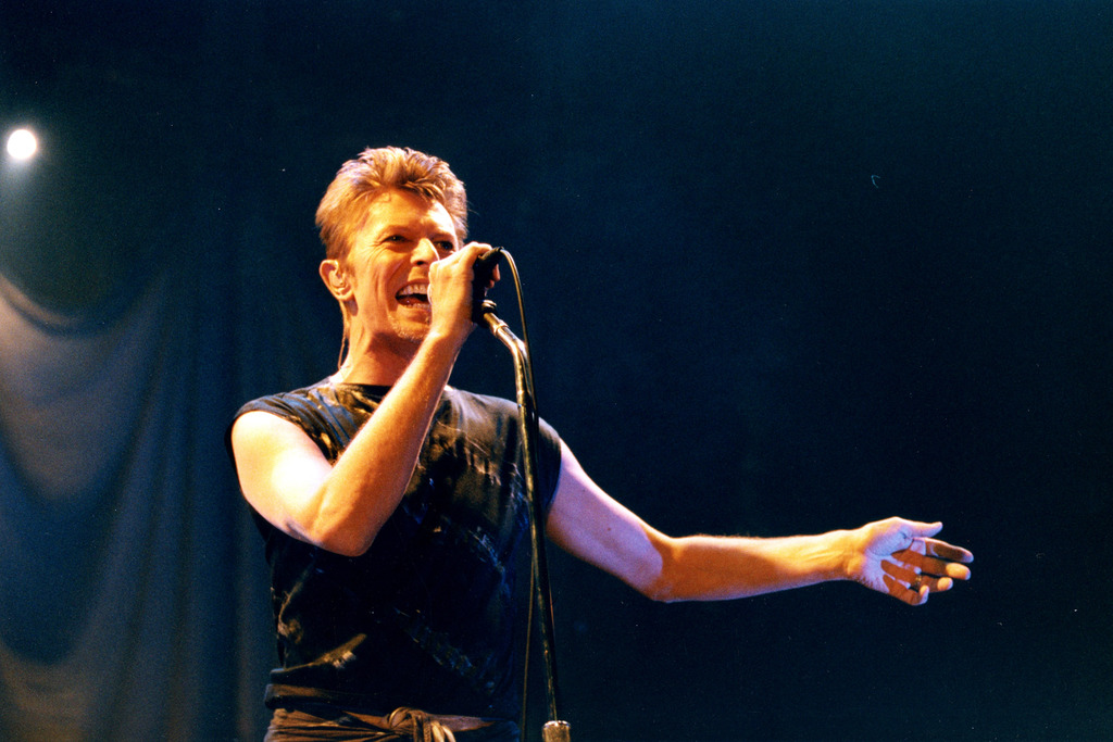 MADONNA, KANYE WEST, CHER... LES STARS PLEURENT LA MORT DE DAVID BOWIE