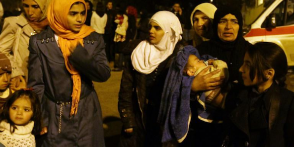 Femmes et enfants regroupés dans les faubourgs de Madaya le 11 janvier 2016 en Syrie © AFP