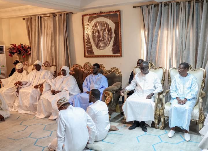 Décès du Khalife général des Layènes : le Président Diomaye s'est rendu à Yoff pour présenter ses condoléances Décès du Khalife général des Layènes : le Président Diomaye s'est rendu à Yoff pour présenter ses condoléances