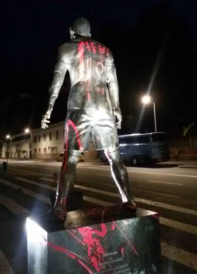 Une statue de Cristiano Ronaldo vandalisée par des supporters de Messi