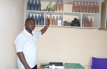Après le décès de sa mère du Sida, Konan, un naturothérapeute ivoirien, développe un sérum contre le VIH (MAGAZINE)