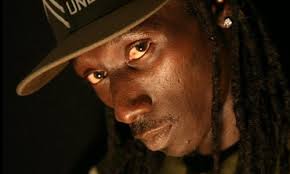 Doug Tee clashe les hommes qui portent des sacs à main: «C’est trop efféminé et il faut arrêter»