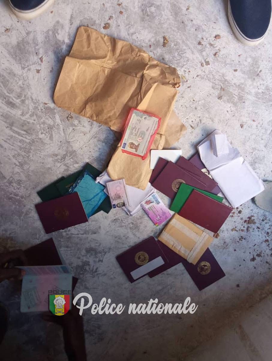 Réseau de falsificateurs de passeports à Guinaw-Rails : la police arrête deux personnes et saisie 12 passeports et 7 faux visas 