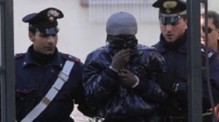 Un dealer sénégalais tombe avec 115 boulettes de cocaïne et 78 d’héroïne en Italie